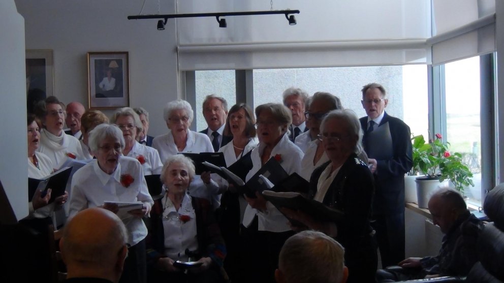 Söngfuglar kór eldri borgara úr Reykjavík sungu á Hvolsvelli