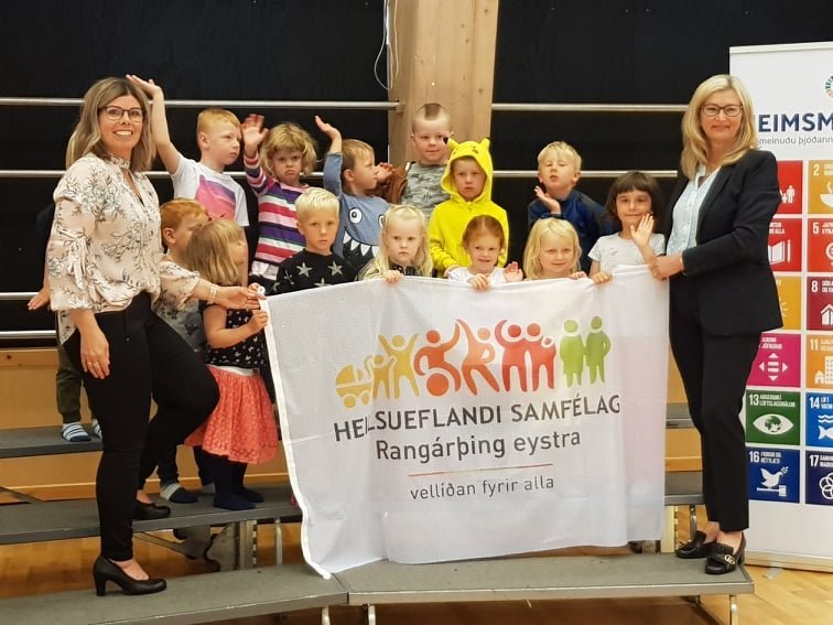 Lilja Einarsdóttir, sveitarstjóri, Alma Möller, landlæknir, ásamt börnum frá leikskólanum Örk