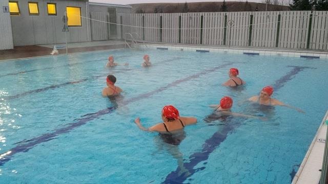 Hressar konur í sundleikfimi