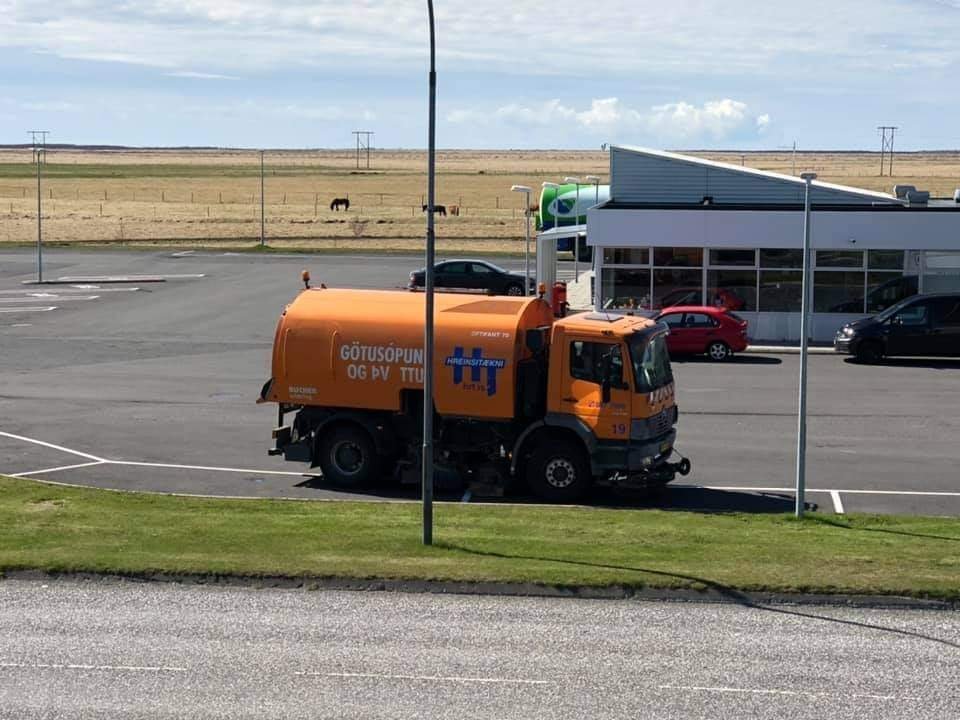 Götur sópaðar á Hvolsvelli 16. og 17. maí