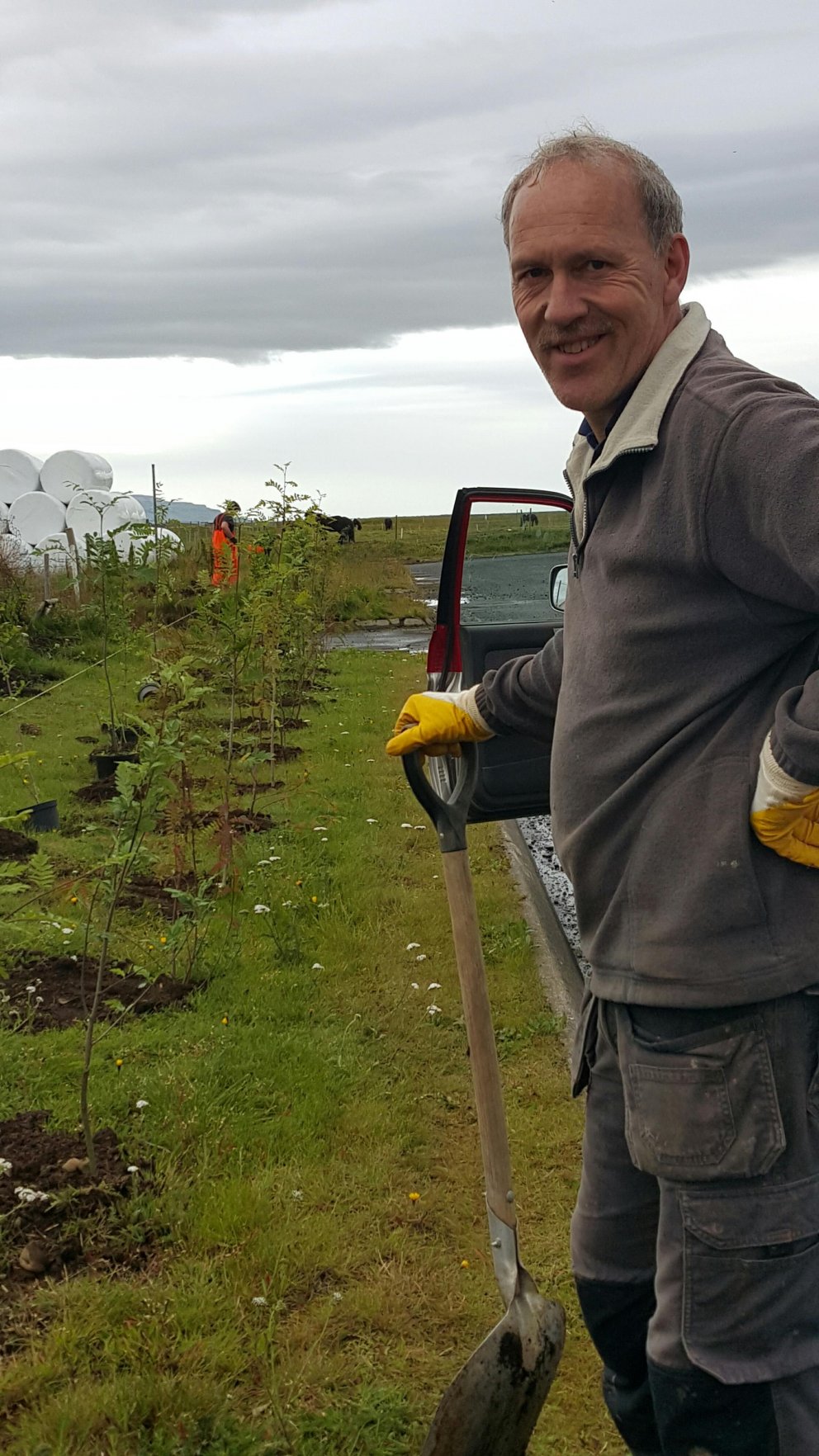 Gylfi plantar trjám á Hvolsvelli