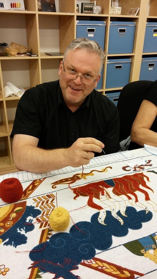 Ágúst sveitarstjóri saumar í Njálurefilinn