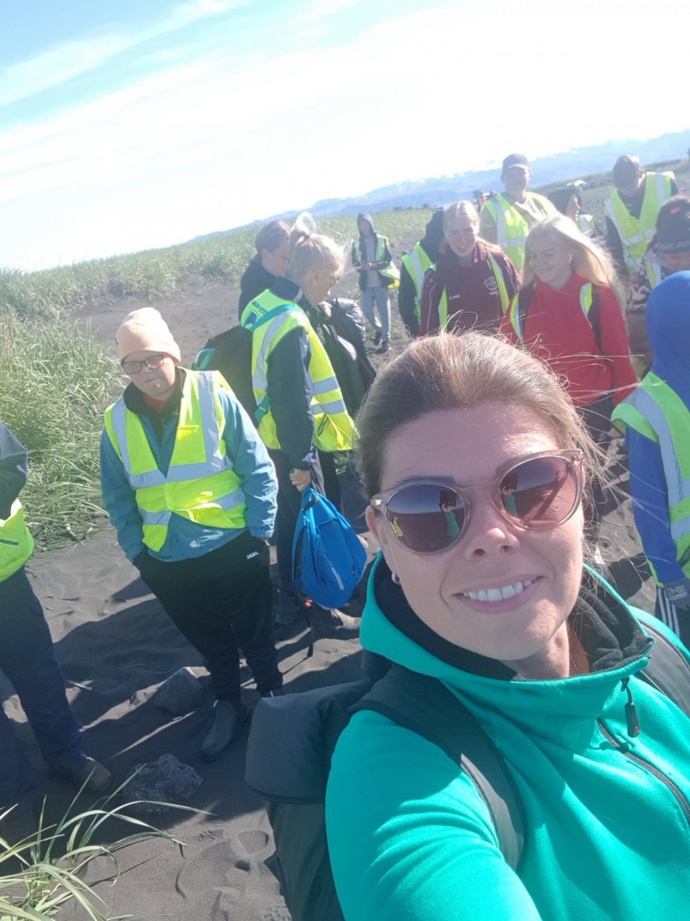 Verkefni sveitarstjóra geta verið fjölbreytt. Skemmtilegur dagur í ruslatýnslu með ungmennum í vinnu…