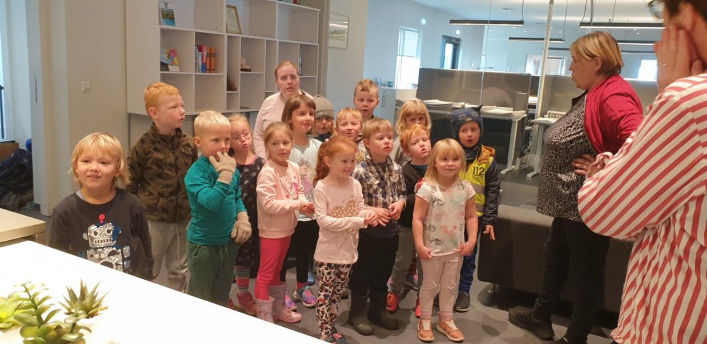 Leikskólakrakkar í heimsókn á Austurvegi 4