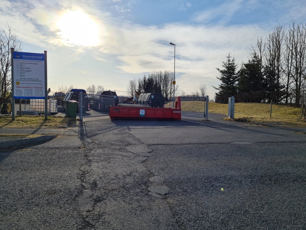 Gámur fyrir garðaúrgang á gámasvæðinu á Hvolsvelli