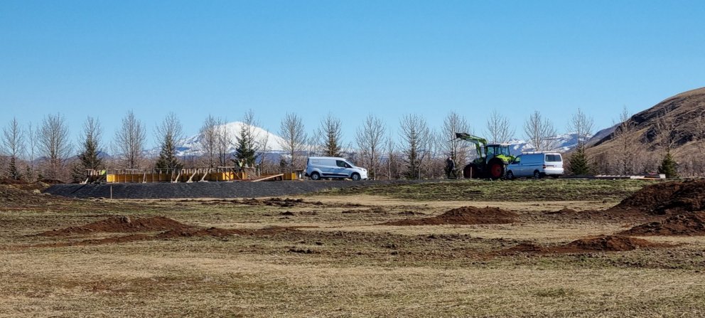 Húsbyggingar á ýmsum stigum í Hallgerðartúni