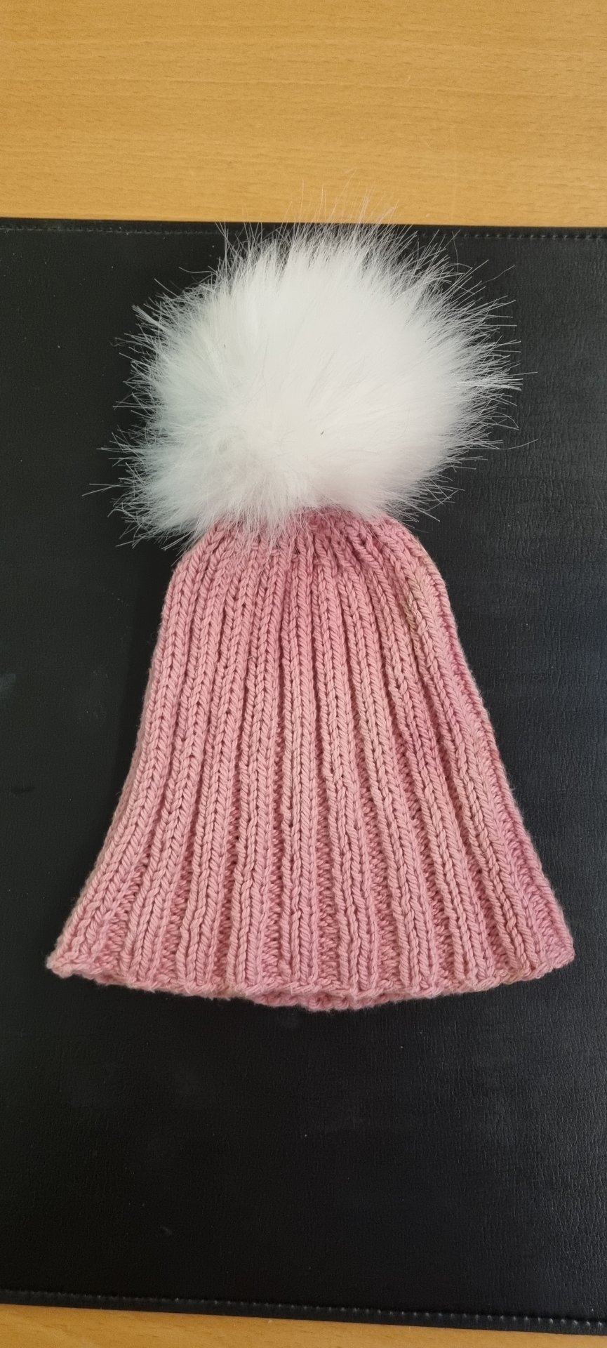 Tapað/fundið - bleik prjónahúfa með dúsk