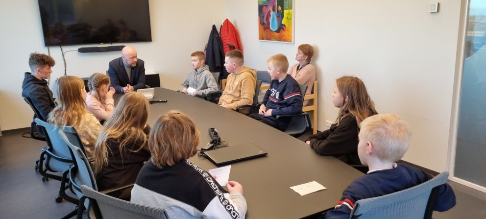 Umhverfisnefnd Hvolsskóla í heimsókn hjá sveitarstjóra