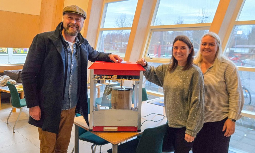 Foreldrafélag Hvolsskóla fékk poppvél að gjöf frá Rangárþingi eystra