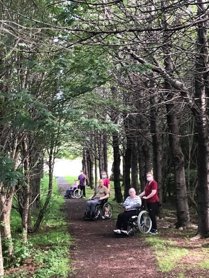 Starfs- og heimilisfólk Kirkjuhvols nýtur góðviðris