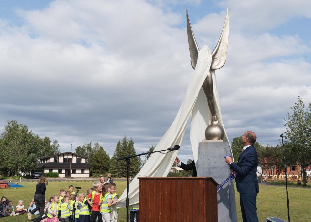 Afrekshugur afhjúpaður í blíðviðri