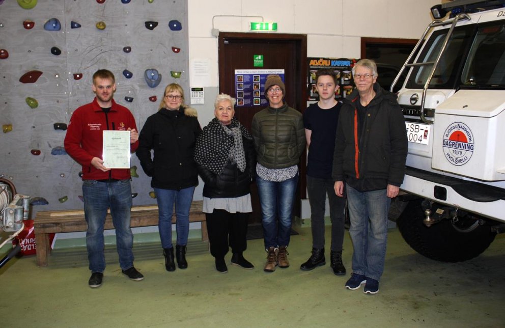 Hvolsskóli færir Dagrenningu gjöf