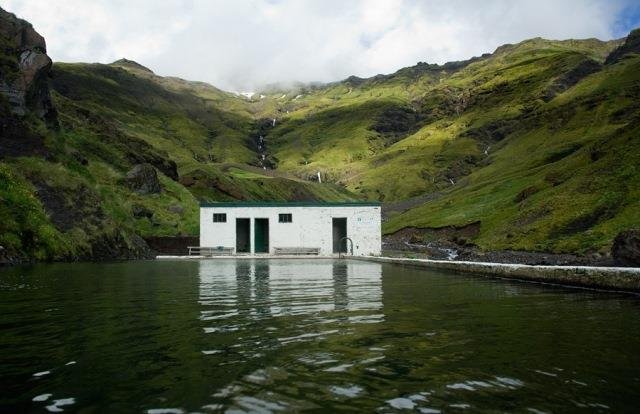 Hreinsun á Seljavallalaug