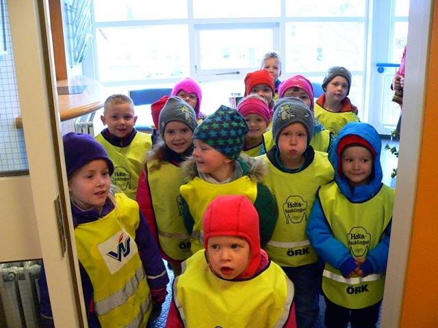 Börn úr leikskólanum í könnunarleiðangri