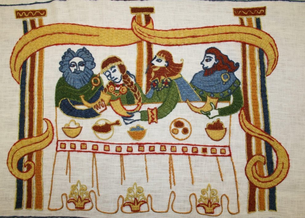 Saumað er í Njálurefilinn af fullum krafti