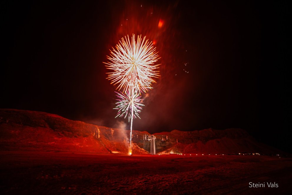 Jólin kvödd með brennum og flugeldasýningum