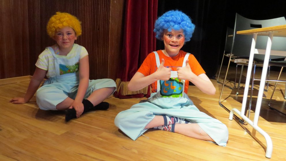 Félagar úr Leikfélag A-Eyfellinga sýna