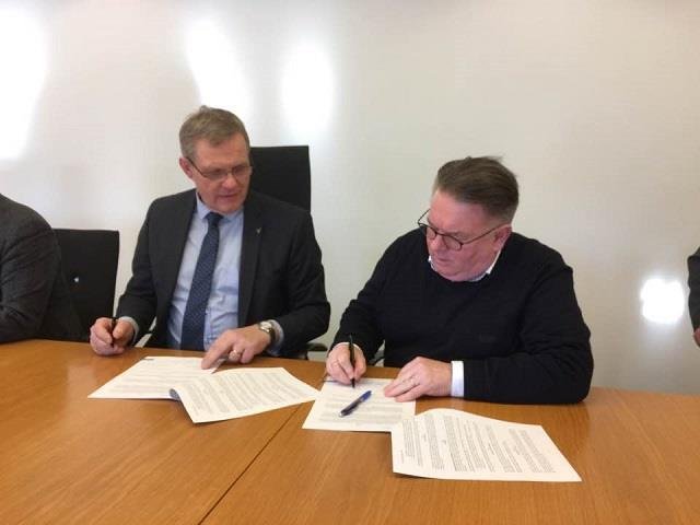 Skrifað undir samning um ljósleiðara