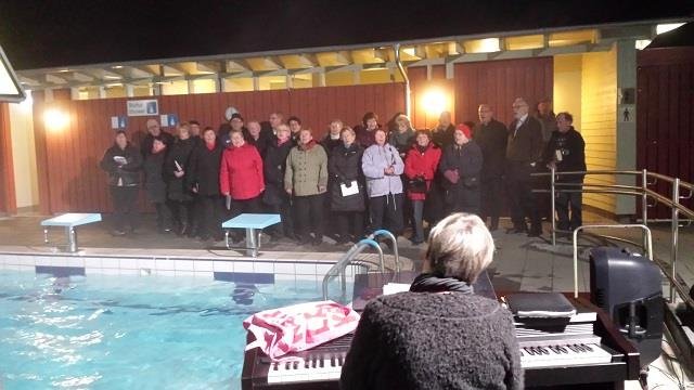 Hringur, kór eldri borgara, söng fyrir sundlaugargesti