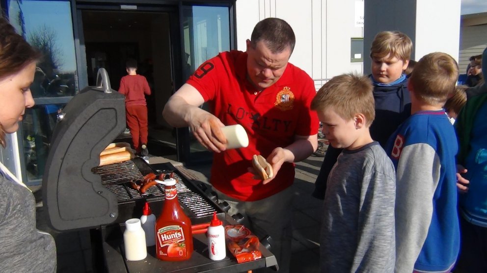 Kátir krakkar á Hvolsvelli.