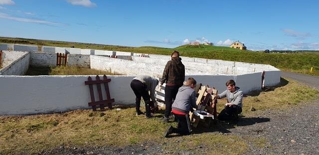 Áhaldahúsmenn mála í sveitarfélaginu