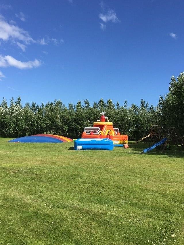 Hoppukastala paradís á Hellishólum