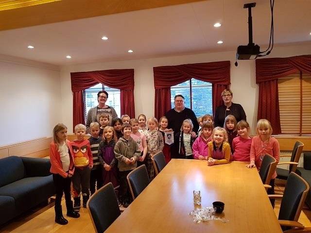 Nemendur í 2. bekk Hvolsskóla heimsóttu sveitarstjórann