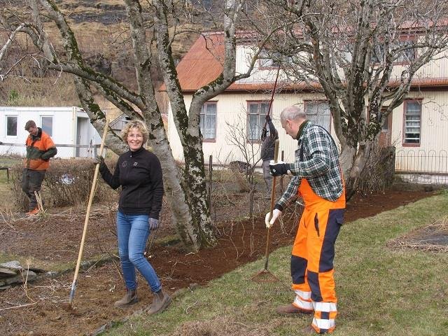 Unnið í garðinum við Gamla bæinn í Múlakoti
