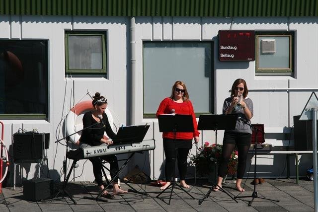 Bakkatríó spilar í sundlauginni á Hvolsvelli