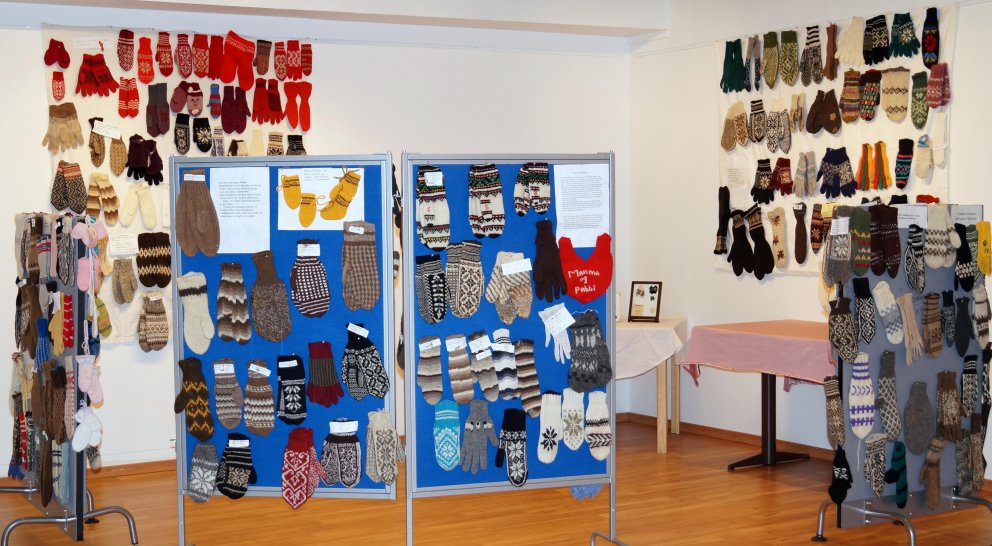 Ný sýning á vettlingum Helgu Hans í Sögusetrinu