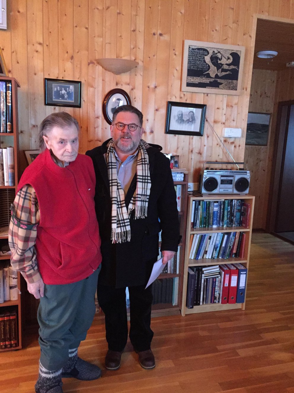 Símon í Dalsseli færir bókasafninu gjöf