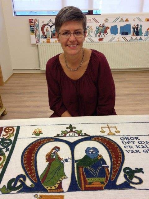 Að sauma sig inn í söguna