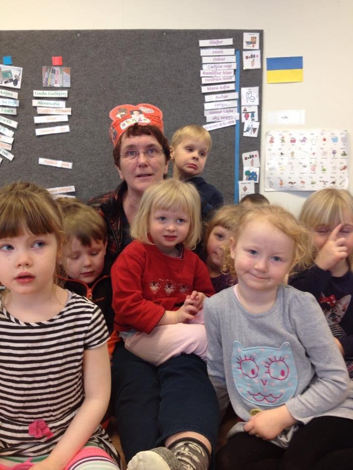 Gréta umvafin leikskólabörnum síðasta starfsdaginn