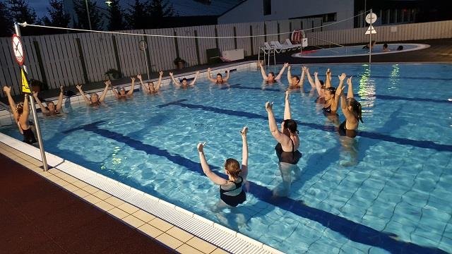 Flotið saman í sundlauginni