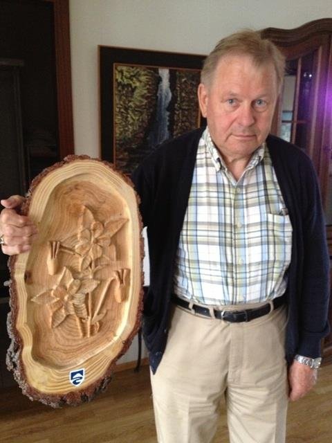 Júlíus Guðjónsson gaf sveitastjóra útskorinn platta