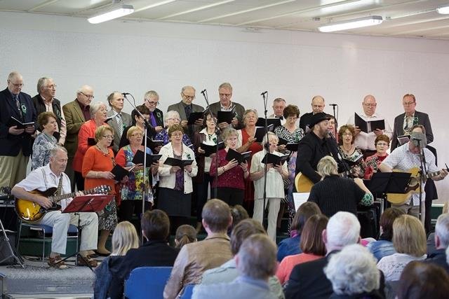 HRINGUR leikur við hvern sinn fingur