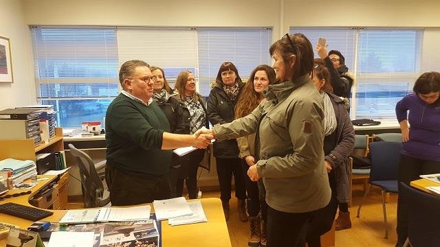 Kennarar afhenda sveitarstjóra undirskriftir