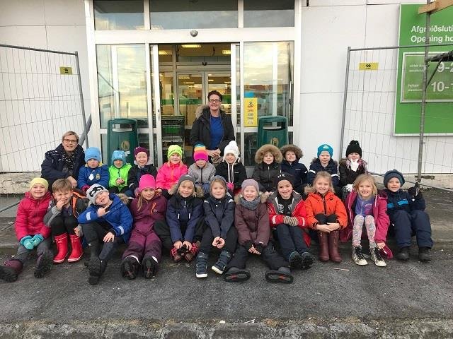 2. bekkur gaf viðskiptavinum Kjarval fjölnota poka