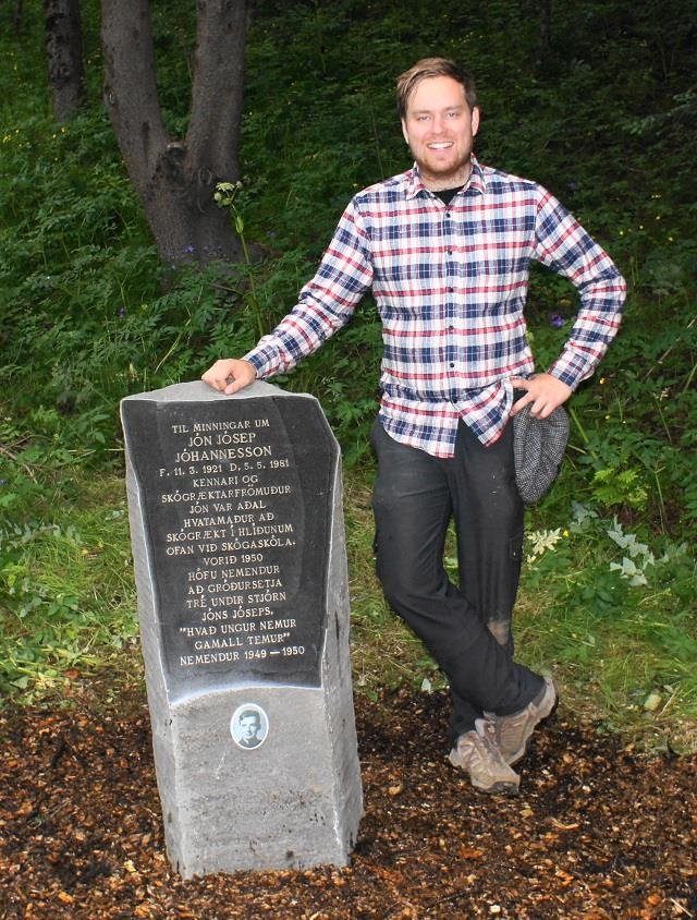 Fyrstu nemendur Skógaskóla gefa minningarstein