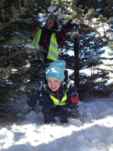 Leikskólabörnin fengu heitt kakó úti í sólinni