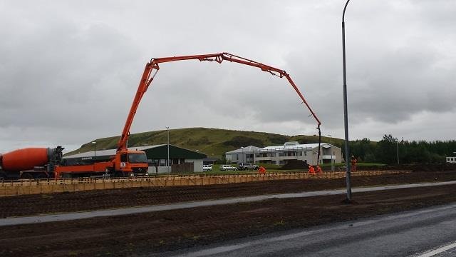 Byrjað að byggja við Sólbakka
