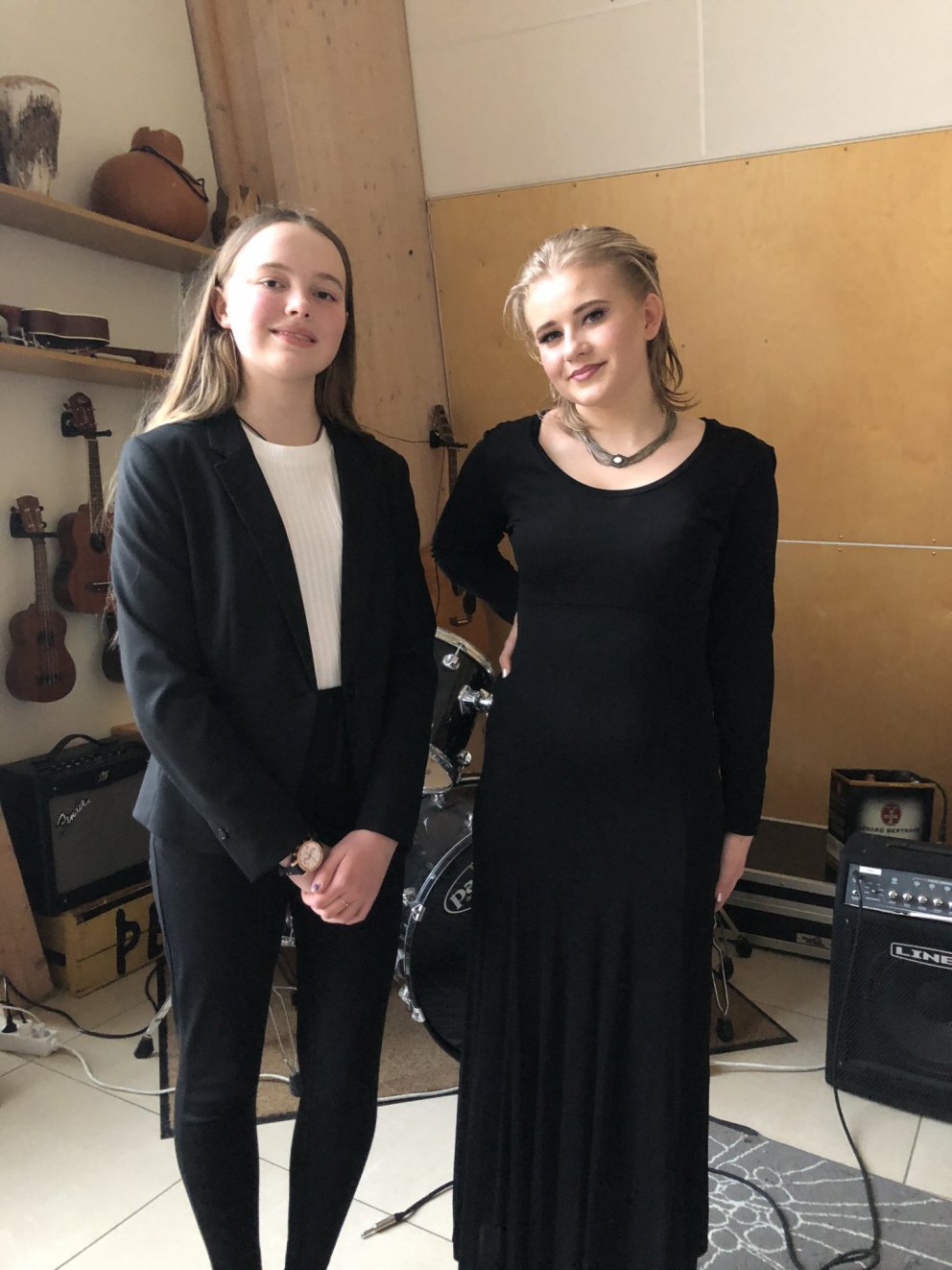 Sara og Sjöfn Lovísa unnu söngkeppni Tvistsins