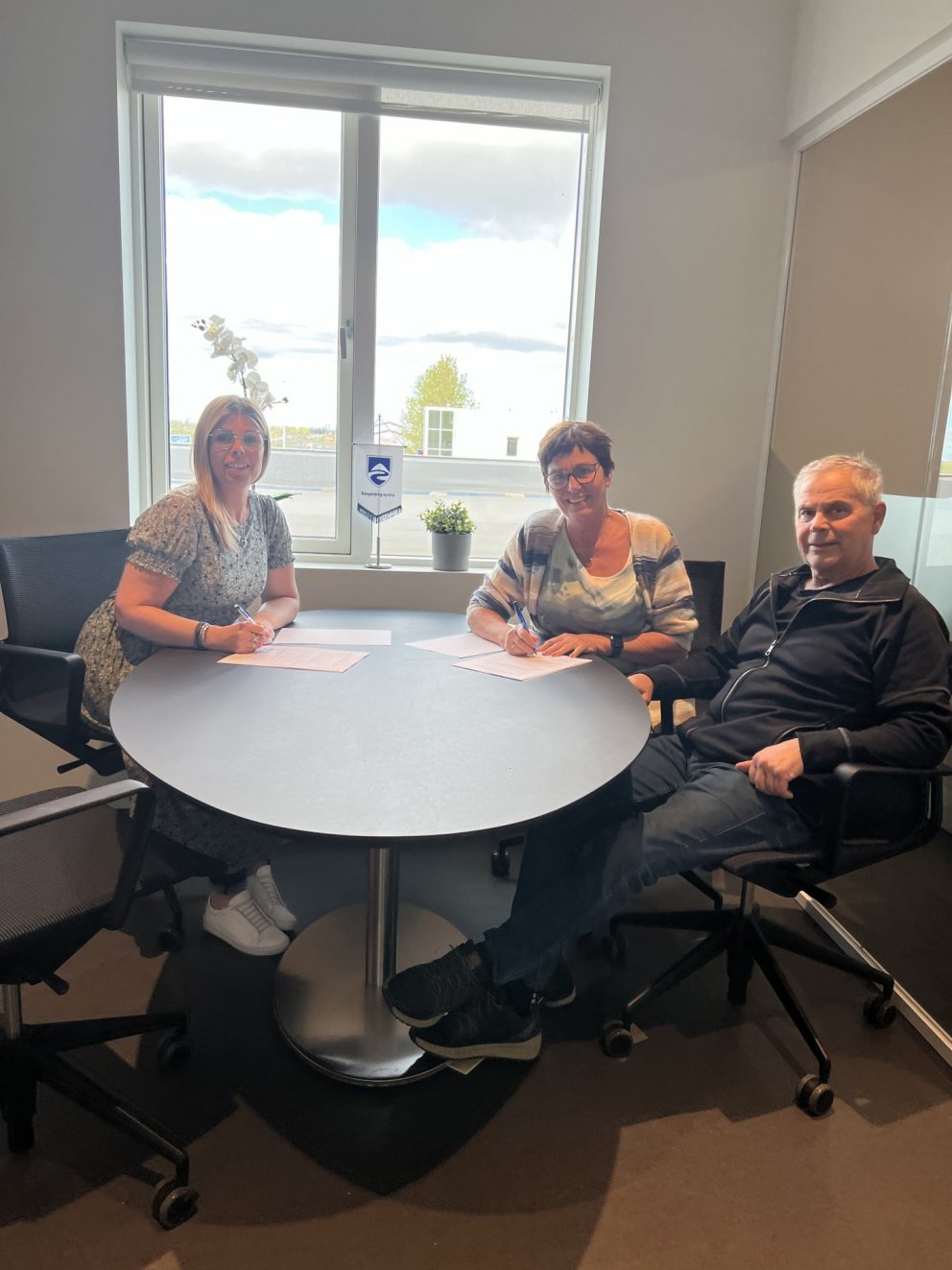 Samningur undirritaður vegna 2. áfanga gatnagerðar í Hallgerðartúni