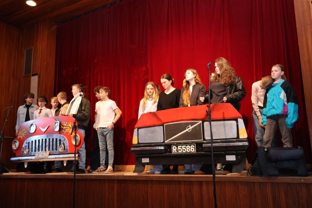 Árshátíðarsýning elsta stigs: Með allt á hreinu