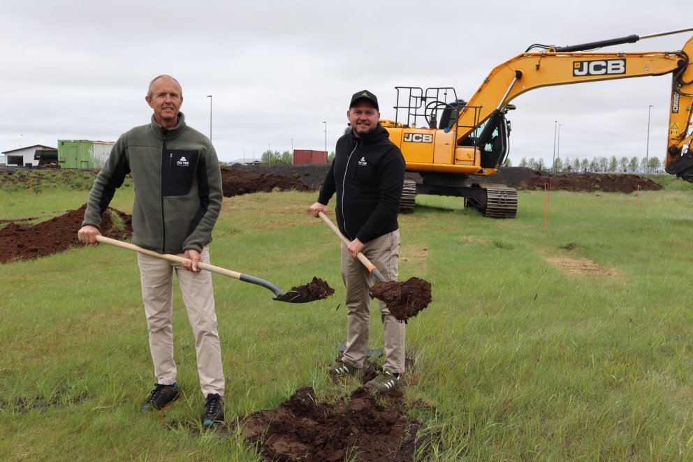 Fyrsta skóflustunga að nýju fjölbýlishúsi í Hallgerðartúni 51