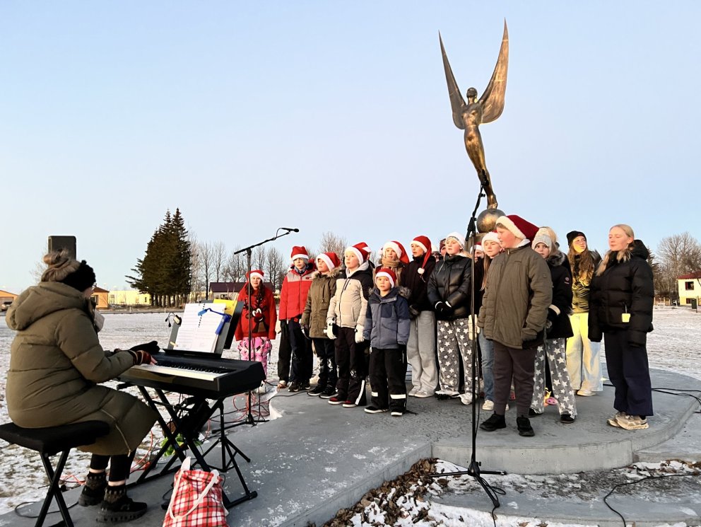 Jólaljósin kveikt á jólatrénu