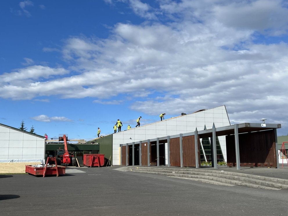 Þakviðgerðir standa yfir í Hvolsskóla