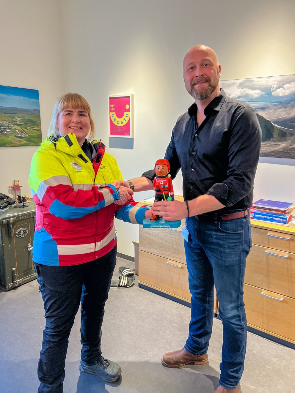 Rangárþing eystra styður við Dagrenningu og tók við Neyðarkallinum