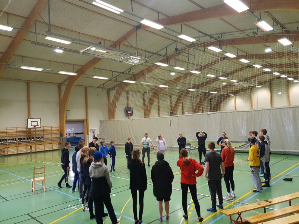 Teymi jafningjafræðslu í heimsókn hjá vinnuskólanum