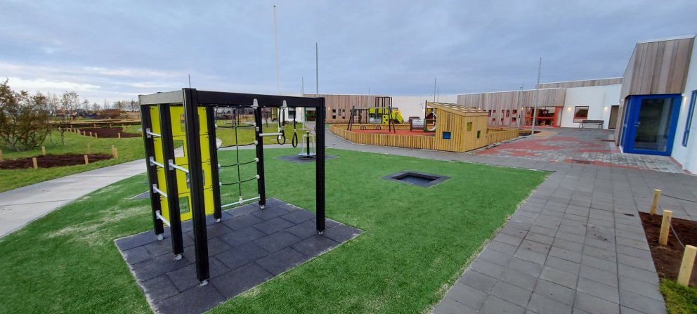 Útisvæðið við leikskólann Ölduna er tilbúið